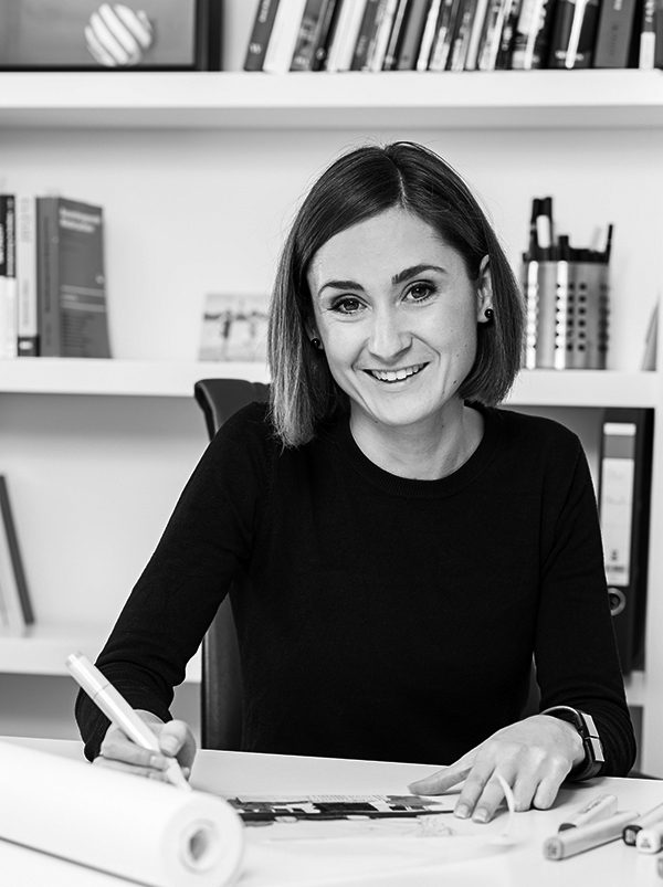 Patricia Ramiro, Architektin BDA, an ihrem Schreibtisch